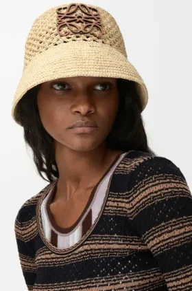 Anagram-buckethat i raffia och kalvskinn