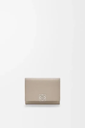 Anagram-plånbok i tre delar i kalvskinn med Pebble-struktur