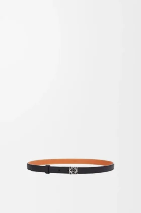 Anagram-skärp i kalvskinn med pebble-struktur