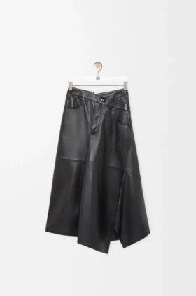 Asymmetrisk kjol i satin-nappa av lammskinn