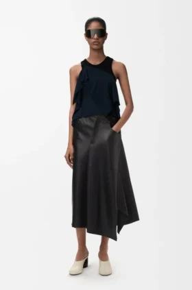 Asymmetrisk kjol i satin-nappa av lammskinn