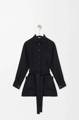 Blus i siden med bälte
