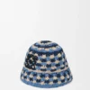 Buckethat med virkad patch i raffia och kalvskinn Buckethat med virkad patch i raffia och kalvskinn