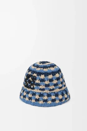 Buckethat med virkad patch i raffia och kalvskinn Buckethat med virkad patch i raffia och kalvskinn