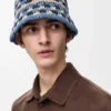 Buckethat med virkad patch i raffia och kalvskinn Buckethat med virkad patch i raffia och kalvskinn
