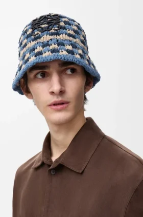 Buckethat med virkad patch i raffia och kalvskinn Buckethat med virkad patch i raffia och kalvskinn