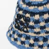 Buckethat med virkad patch i raffia och kalvskinn Buckethat med virkad patch i raffia och kalvskinn
