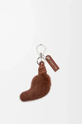 Charm i form av en lejonsvans i mink och kalvskinn