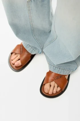 Flex-sandaler med korsat mönster i vegetabiliskt garvat kalvskinn