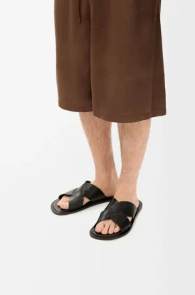 Flex-sandaler med korsat mönster i vegetabiliskt garvat kalvskinn