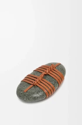 Kagero knot sten med kalvskinn