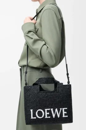 Liten loewe Font Tote i raffia