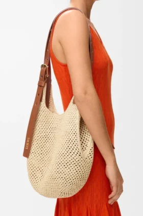 Liten Punch Hole Hobo i raffia och kalvskinn