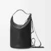 Loop Bucket i mjukt, kornat kalvskinn Loop Bucket i mjukt, kornat kalvskinn