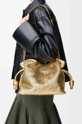 Medium Flamenco-clutch i laminerat lammskinn