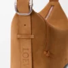 Medium Loop Hobo i kalvskinn i mocka Medium Loop Hobo i kalvskinn i mocka