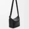 Medium Loop Hobo i smidigt kalvskinn med struktur Medium Loop Hobo i smidigt kalvskinn med struktur