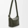 Medium Loop Hobo i smidigt kalvskinn med struktur Medium Loop Hobo i smidigt kalvskinn med struktur