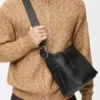 Medium Loop Hobo i smidigt kalvskinn med struktur Medium Loop Hobo i smidigt kalvskinn med struktur