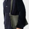Medium Loop Hobo i smidigt kalvskinn med struktur Medium Loop Hobo i smidigt kalvskinn med struktur