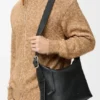 Medium Loop Hobo i smidigt kalvskinn med struktur Medium Loop Hobo i smidigt kalvskinn med struktur