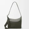 Medium Loop Hobo i smidigt kalvskinn med struktur Medium Loop Hobo i smidigt kalvskinn med struktur