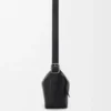 Medium Loop Hobo i smidigt kalvskinn med struktur Medium Loop Hobo i smidigt kalvskinn med struktur