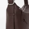 Medium Loop Hobo i smidigt kalvskinn med struktur Medium Loop Hobo i smidigt kalvskinn med struktur
