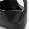 Medium Loop Hobo i smidigt kalvskinn med struktur Medium Loop Hobo i smidigt kalvskinn med struktur