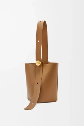 Medium Pebble Bucket i slätt kalvskinn