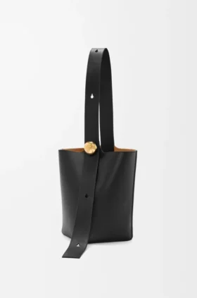 Medium Pebble Bucket i slätt kalvskinn