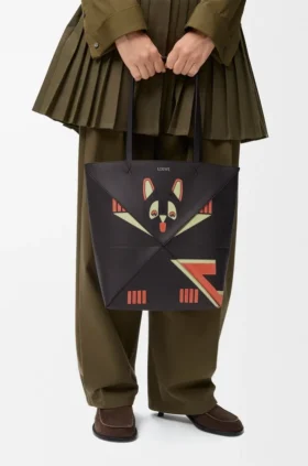 Medium Puzzle Fold-toteväska i nappa-kalvskinn med motivet ”Futurist Cat”