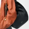 Medium Squeeze Bag i mjukt nappa-lammskinn Medium Squeeze Bag i mjukt nappa-lammskinn