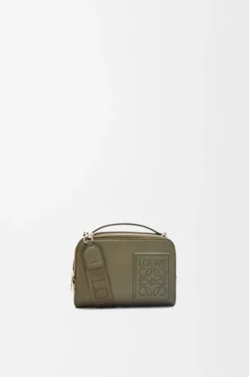 Mini-kameraväska med korsrem i satin-kalvskinn