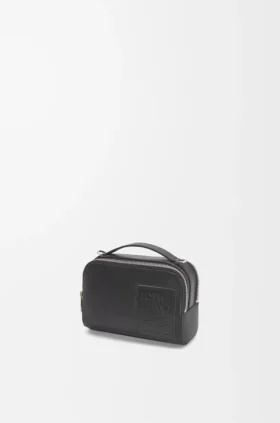 Mini-kameraväska med korsrem i satin-kalvskinn