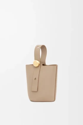 Mini Pebble Bucket bag i mjukt kornat kalvskinn