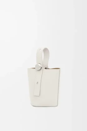 Mini Pebble Bucket bag i mjukt kornat kalvskinn