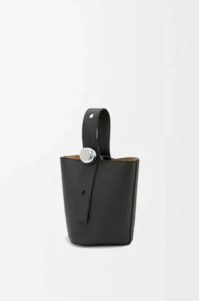 Mini Pebble Bucket bag i mjukt kornat kalvskinn