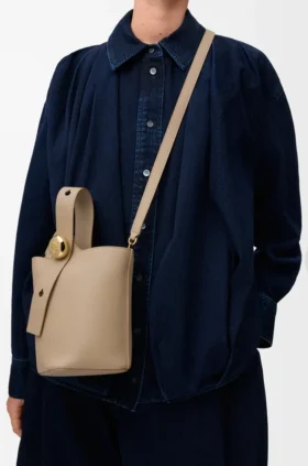 Mini Pebble Bucket bag i mjukt kornat kalvskinn