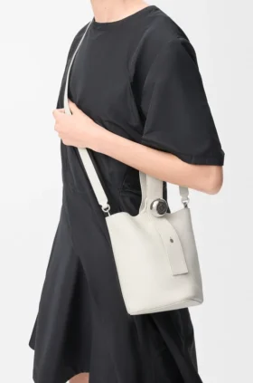 Mini Pebble Bucket bag i mjukt kornat kalvskinn