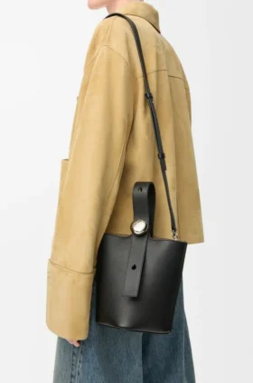 Mini Pebble Bucket bag i mjukt kornat kalvskinn