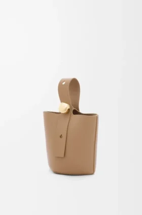 Mini Pebble Bucket i mjukt kornat kalvskinn