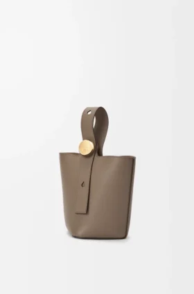 Mini Pebble Bucket i mjukt kornat kalvskinn