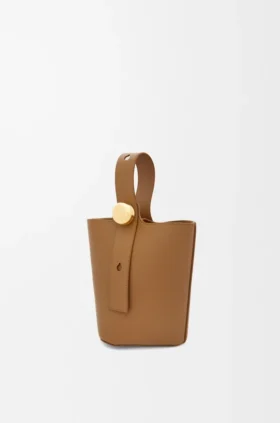 Mini Pebble Bucket i slätt kalvskinn