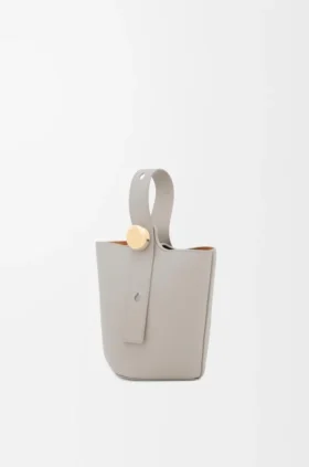 Mini Pebble Bucket i slätt kalvskinn