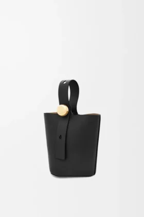 Mini Pebble Bucket i slätt kalvskinn