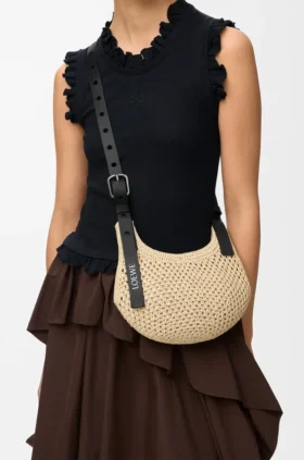 Mini Punch Hole Hobo i raffia och kalvskinn Mini Punch Hole Hobo i raffia och kalvskinn