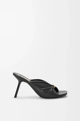 Mjuk sandal i nappa-lammskinn med pebble-mönster