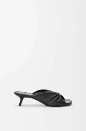 Mjuk sandal i nappa-lammskinn med pebble-mönster