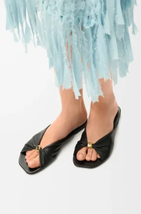 Mjuk sandal i nappa-lammskinn med pebble-mönster